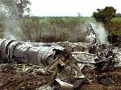 Trosky nigerijského boeingu 737. V útrobách hoícího stroje zahynulo pes sto lidí.