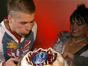 Roman Lasota za hlasitého povzbuzování sfoukl svíky z narozeninového dortu