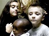 ASTNÁ RODINA - Madonna s desetiletou dcerou Lourdes, estiletým Roccem a tináctimsíním adoptovaným Davidem