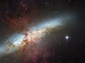 "astná sladká estnáctka" Hubbleova teleskopu - galaxie Starburst M82