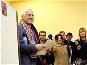 Prezident Václav Klaus volil v pra�ských Kobylisích