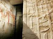Vnitek hrobky s hieroglyfy oznaujícími pochované jako lékae