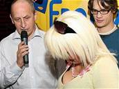 Kateina Hamrová marn zápasí s obalem CD Kraus a blondýna