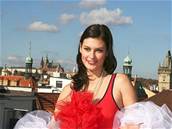 První eská vicemiss 2006 Miroslava Koanová v atech na motivy eského kroje pro mezinárodní sout krásy Miss Earth 
