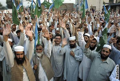 Protesty, které v Pákistánu vyvolal útok armády na náboenskou kolu z minulého týdne.