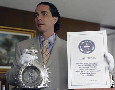 Fernando Altamirano s lahví Tequily Ley .925 a zápisem do Guinnessovy knihy rekord