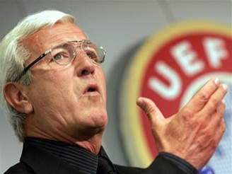 Marcello Lippi pednáí na trenérském symposiu v Praze