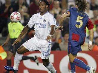 zleva Drogba (Chelsea) a Puyol (Barcelona)