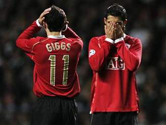 Manchester United, Ryan Giggs (vlevo) a Christiano Ronaldo