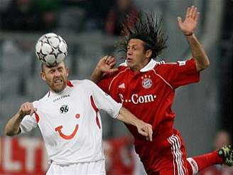 Bayern - Hannover: Demichelis (vlevo) a tajner