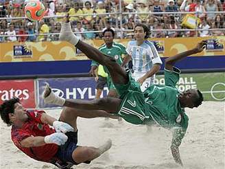 Pláový fotbal: Argentina - Nigérie, Salgueiro a Olowale