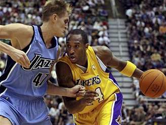 Utah - Los Angeles Lakers: Andre Kirilenko a Kobe Bryant