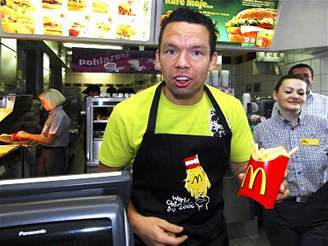 Pavel Horváth jako prodava v McDonaldu