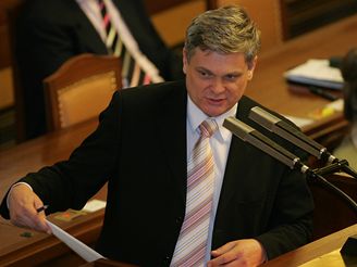 Ministr financí Tlustý by si dokázal představit volby v roce 2008.
