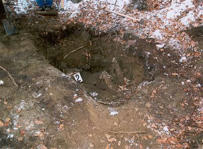 Policie nala tla zavradného páru zakopaná v lese na umpersku.
