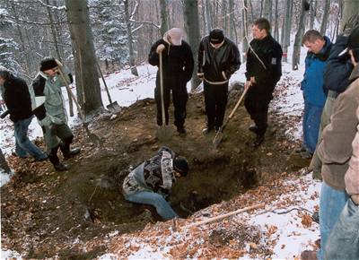 Tla zavradných nala policie zakopané v lese na umpersku