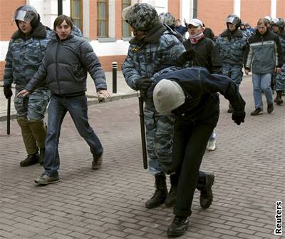 Policie pozatýkala nkolik stovek lidí