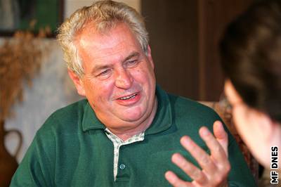 N�kdej�í p�edseda �SSD Milo� Zeman se p�ed lety s Klausem utkal v boji o Hrad. Ode�el pora�en.