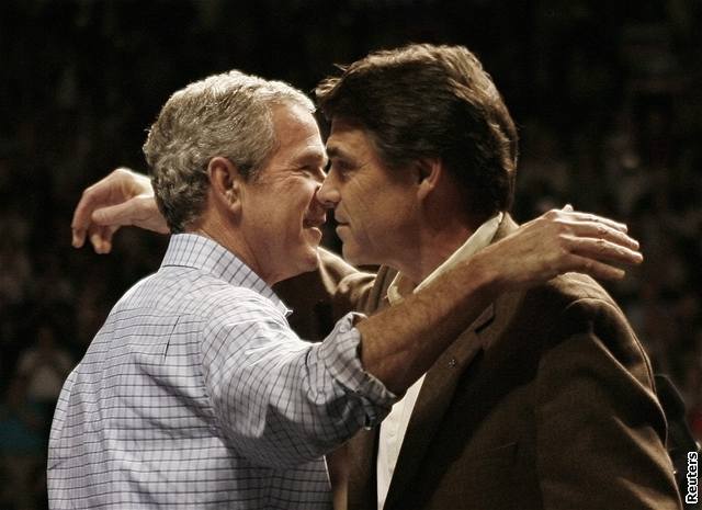 Kongresové volby v USA - Prezident George Bush a guvernér Texasu Rick Perry na...