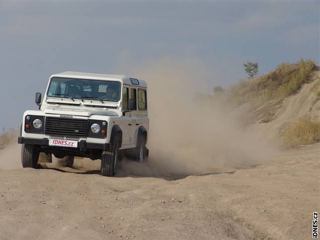 Land Rover Defender 110 Td5. Teprve kdy za zadními koly stoupá neprhledný...