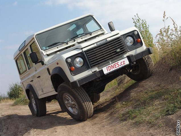 Land Rover Defender 110 Td5. Kdy se zkíení náprav piblíí maximu, trochu...