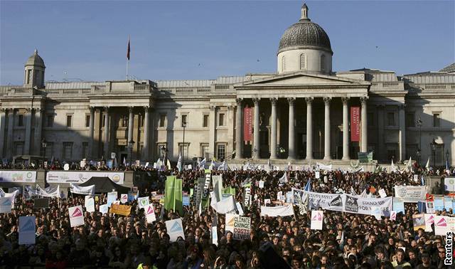 Deset tisíc aktivist protestovalo na londýnském Trafalgarském námstí proti globálnímu oteplování.