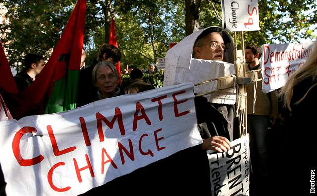 Deset tisíc aktivist protestovalo na londýnském Trafalgarském námstí proti globálnímu oteplování.