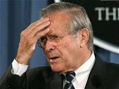 Ministr obrany Rumsfeld odstupuje poté co parlament ovládli demokraté
