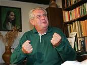 Expremiér Milo� Zeman ve svém byt� na Vyso�in�