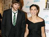 Ashton Kutcher a Demi Moore, která na udílení cen Hollywood Film Festival pedvedla nová kolena