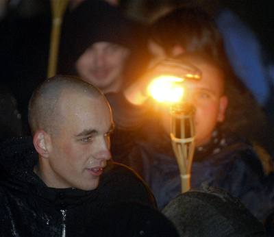 Mladí extremisté pijeli demonstrovat do Hluína. Ilustraní foto.