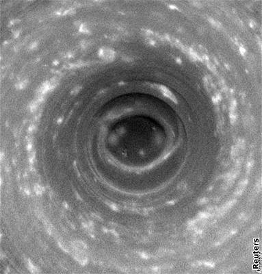 Jedna z fotografií "hurikánu" na Saturnu, poízená sondou Cassini