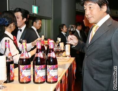 O mladé beaujolais je znaný zájem pedevím v Japonsku.