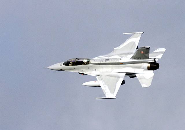 Polsko získalo první stíhaky F-16.