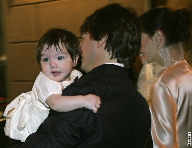 Tom Cruise a Katie Holmesová s dcerkou Suri v ím, 17. listopadu 2006