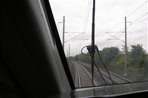 Pendolino je vybaveno nucenm naklpnm vozovch skn pomoc hydraulickch vlc. Odklon od svisl osy in a 8