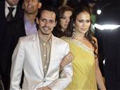 Jennifer Lopezová s manelem picházejí na pedsvatební hostinu, 17. listioadu 2006