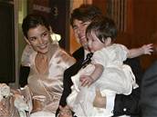 Tom Cruise a Katie Holmesová s dcerkou Suri v ím, 17. listopadu