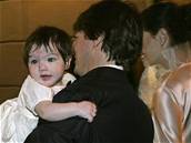 Tom Cruise a Katie Holmesová s dcerkou Suri v ím, 17. listopadu 2006