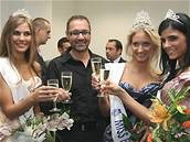 Miss Europesport 2006 - vítzky si pipíjí s porotcem Janem Kalouskem