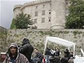 Stovky zvdavc a fotograf se shromádily ped vstupem do hradu Castello Odescalchi, kde se ení Tom Cruise s Katie Holmesovou