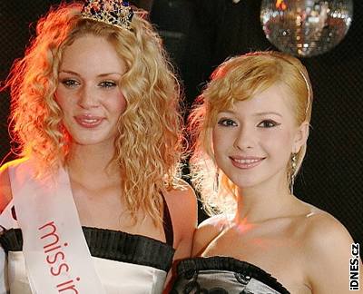 Miss Internet 2006 Nikol Moravcová a Inna Puhajková (vpravo) 