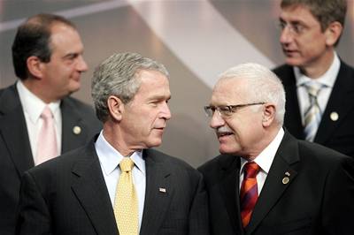 Prezidenti George Bush a Václav Klaus se seli na summitu NATO v Rize