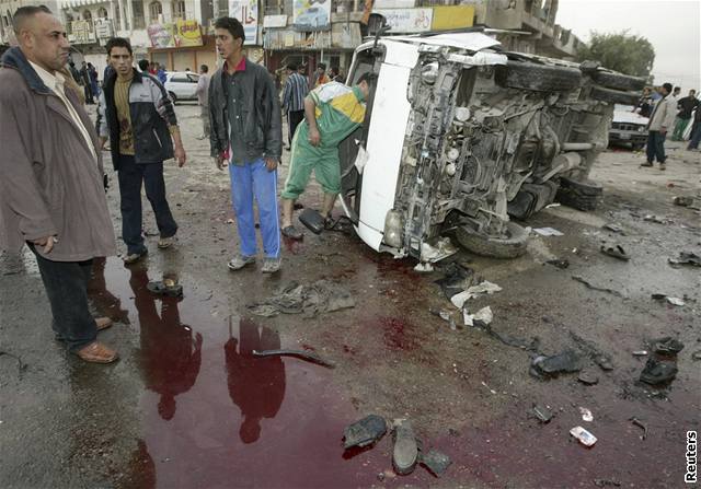 Série výbuch zabila v íitské tvrti Bagdádu nejmén 115 lidí.
