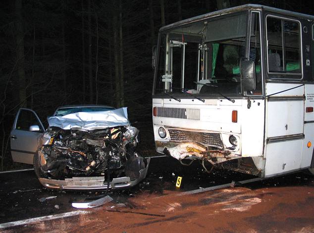 Stet autobusu s osobním autem na Domalicku.