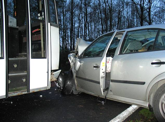 Stet autobusu s osobním autem na Domalicku.