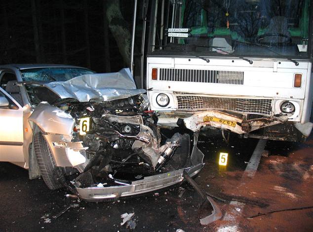 Stet autobusu s osobním autem na Domalicku.