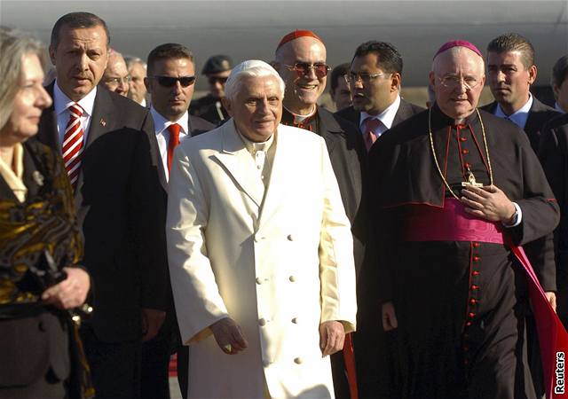 Pape odletl do Turecka. V Istanbulu se demonstruje, ale mén, ne se ekalo