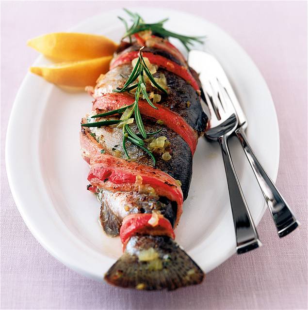 Pe�en� pstruh se slaninou, �alotkou a rozmar�nem