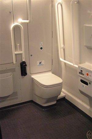 Toaleta pro invalidy je jako jedin velmi prostorn. Dvee do WC se automaticky otevraj tak, e nezmen prostor uvnit ani vn. Bohuel jsou ponkud ln. A tak muste trpliv ekat, ne se otevou